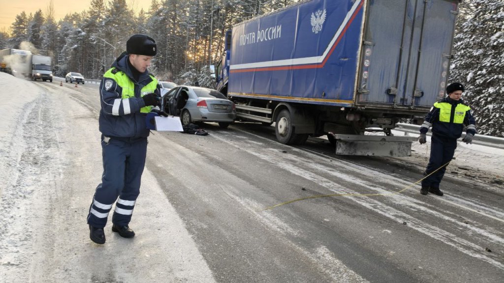 В ДТП под Североуральском погиб человек. Трасса временно перекрыта
