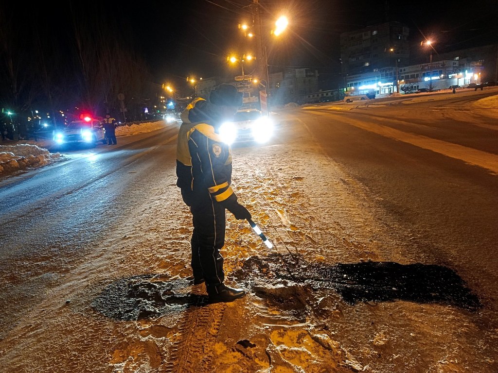 В Нижнем Тагиле столкнулись два автомобиля, из окна одного вылетела девочка 1,5 лет (ФОТО)