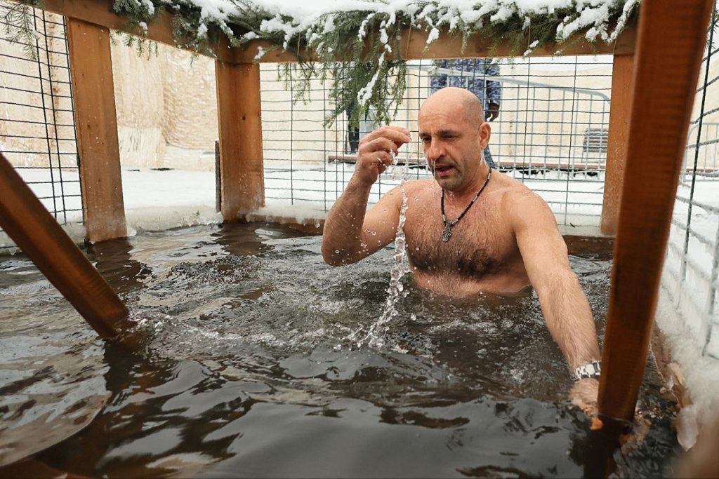 Полпред Артем Жога поздравил уральцев с Крещением и окунулся в прорубь (ФОТО)