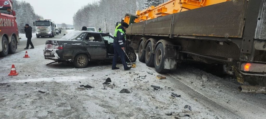 В Белоярском районе случилось массовое ДТП, погиб один из водителей (ФОТО)