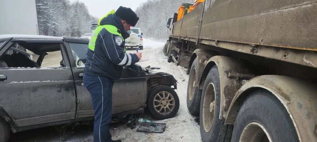 В Белоярском районе случилось массовое ДТП, погиб один из водителей (ФОТО)
