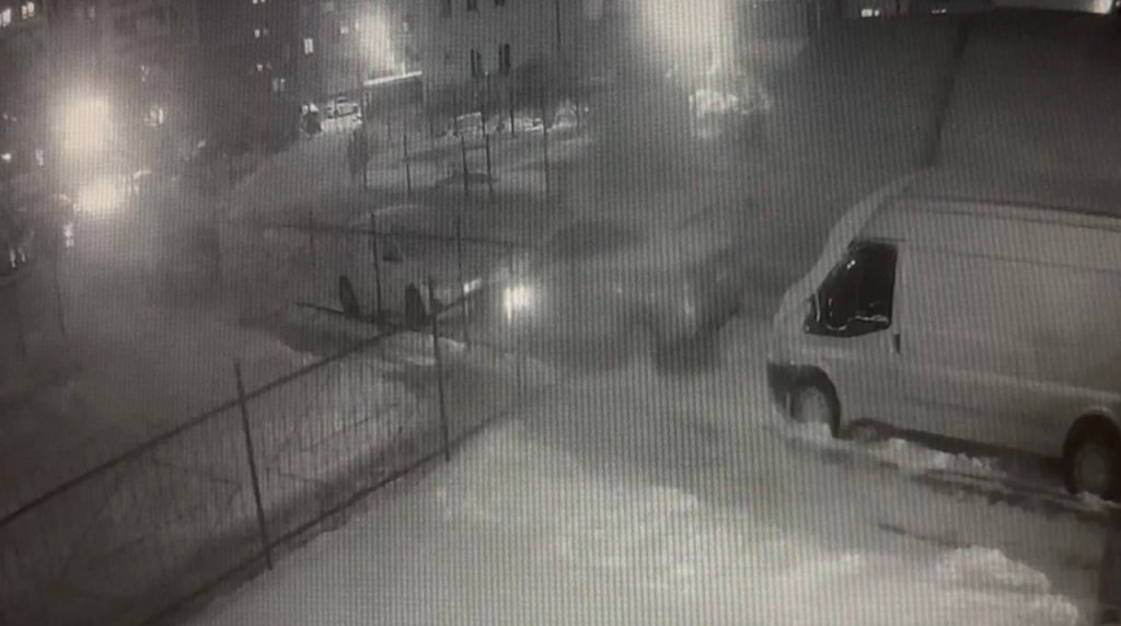 Девушка подожгла чужой автомобиль по указанию мошенников