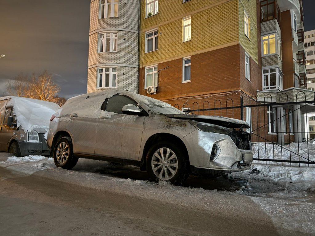 Девушка подожгла чужой автомобиль по указанию мошенников