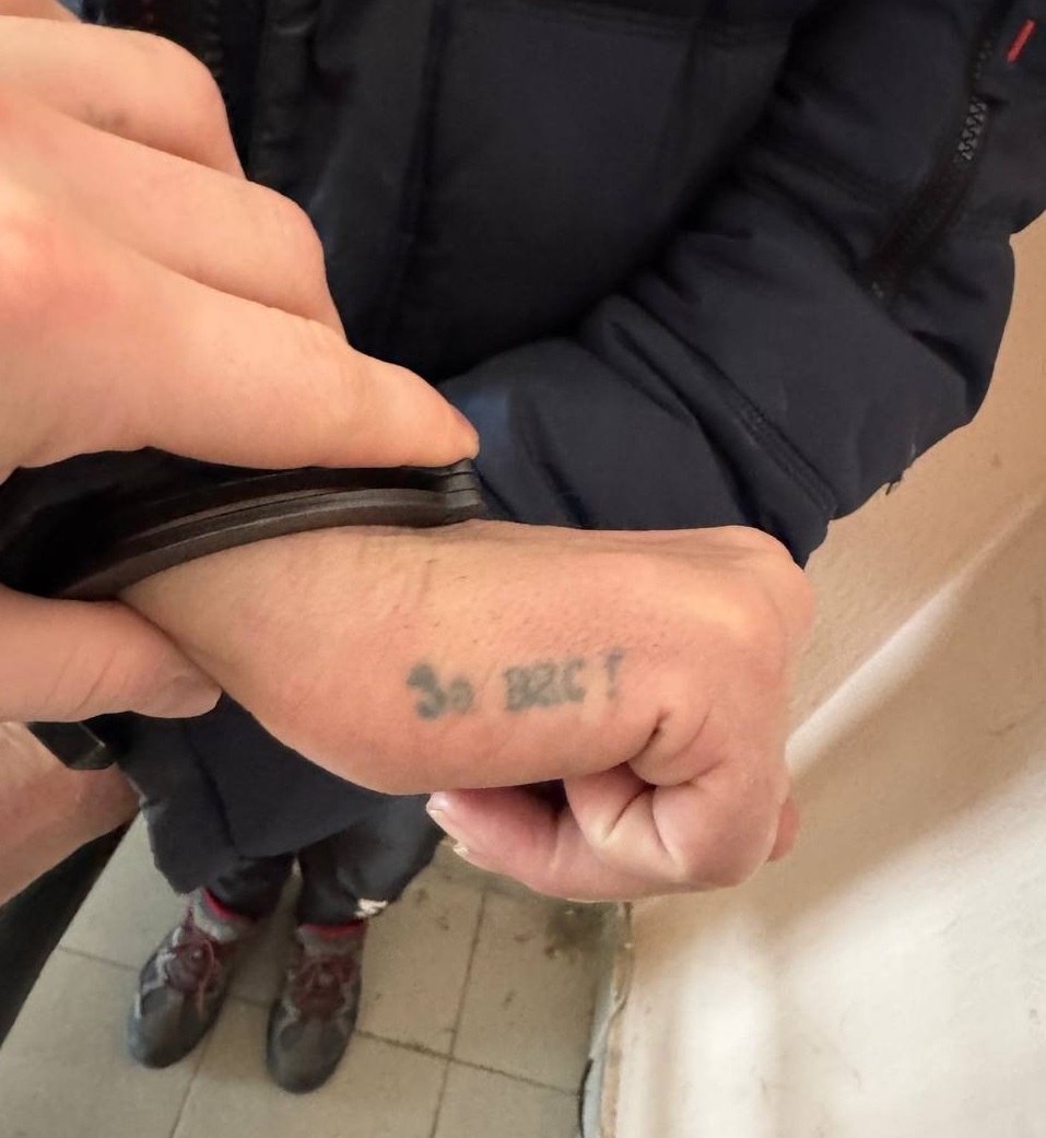 Мужчина с пистолетом ограбил цветочный магазин, забрав с собой плющевого медведя (ФОТО)