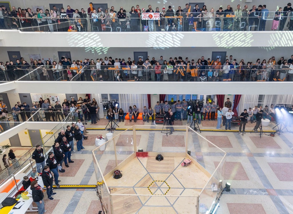 ЕВРАЗ и НТИ второй раз провели инженерное шоу «Битва роботов» (ФОТО)