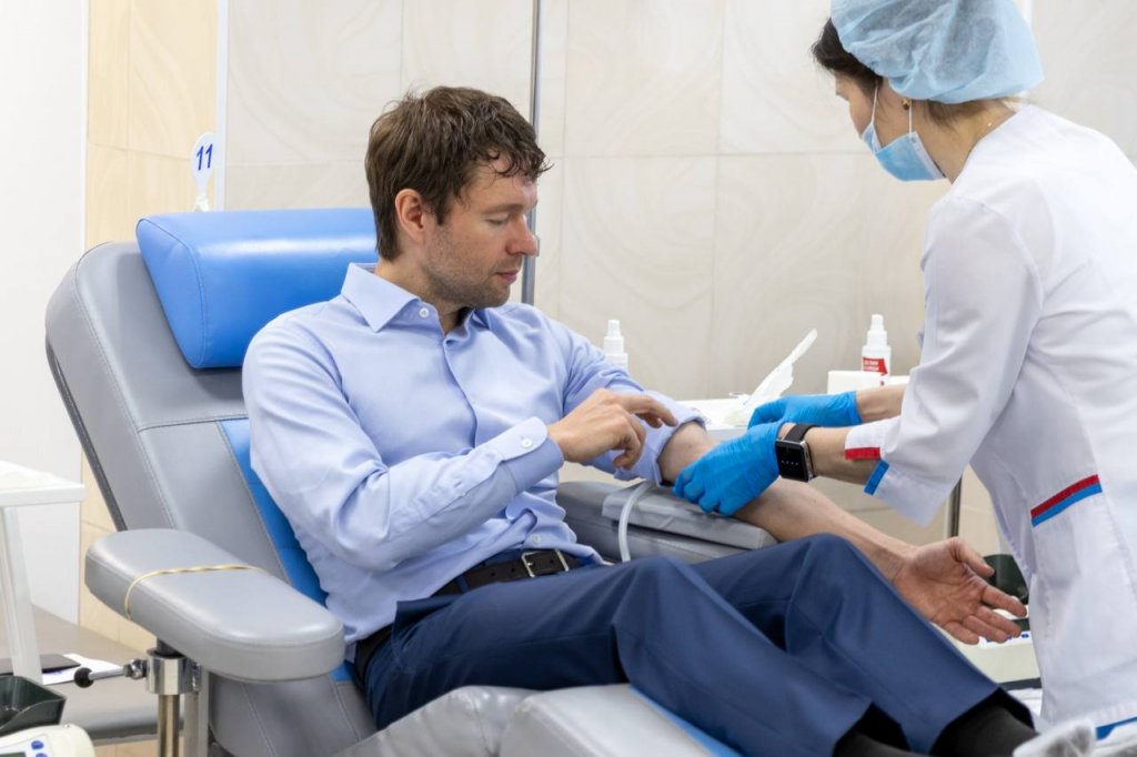 Депутат Алексей Вихарев с коллегами пополнили банк донорской крови