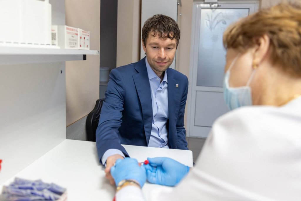 Депутат Алексей Вихарев с коллегами пополнили банк донорской крови