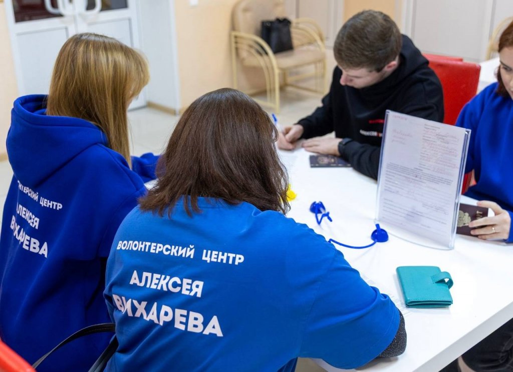 Депутат Алексей Вихарев с коллегами пополнили банк донорской крови