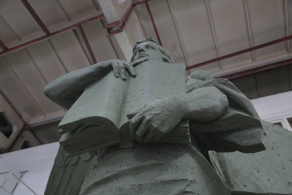 Иван Штырков посетил мастерскую, где создается скульптурная композиция «Собор Архистратига Михаила» (ФОТО)