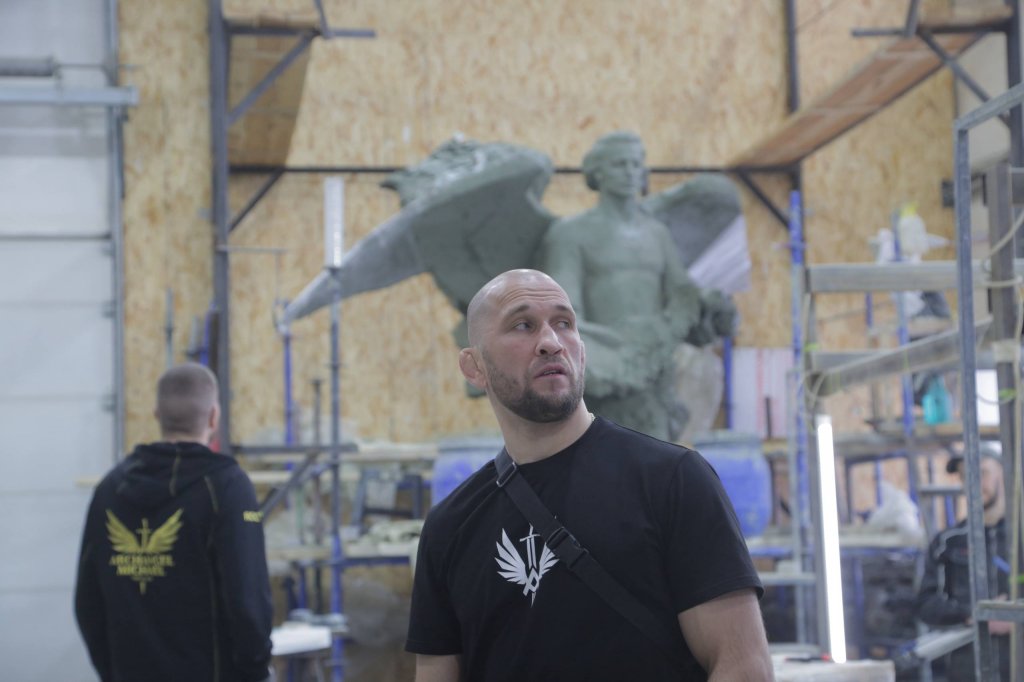 Иван Штырков посетил мастерскую, где создается скульптурная композиция «Собор Архистратига Михаила» (ФОТО)