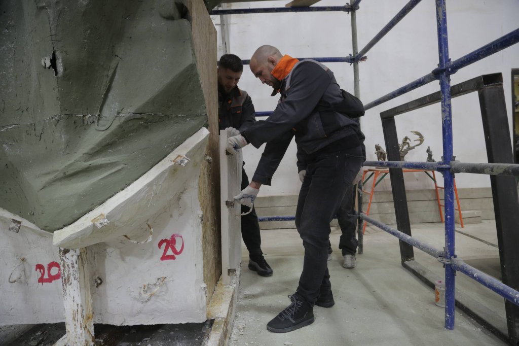 Иван Штырков посетил мастерскую, где создается скульптурная композиция «Собор Архистратига Михаила» (ФОТО)