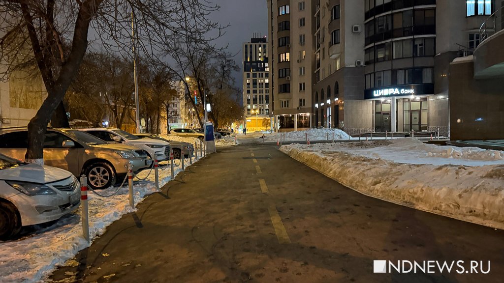 В Екатеринбурге стало опасно ходить по тротуарам (ФОТО)