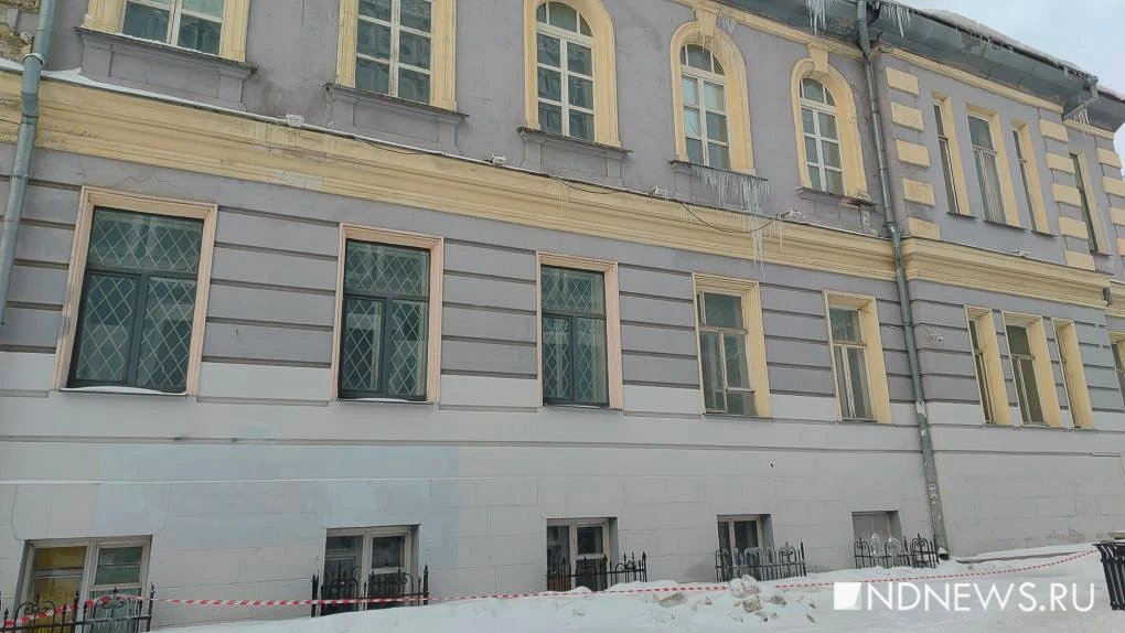 В Екатеринбурге стало опасно ходить по тротуарам (ФОТО)