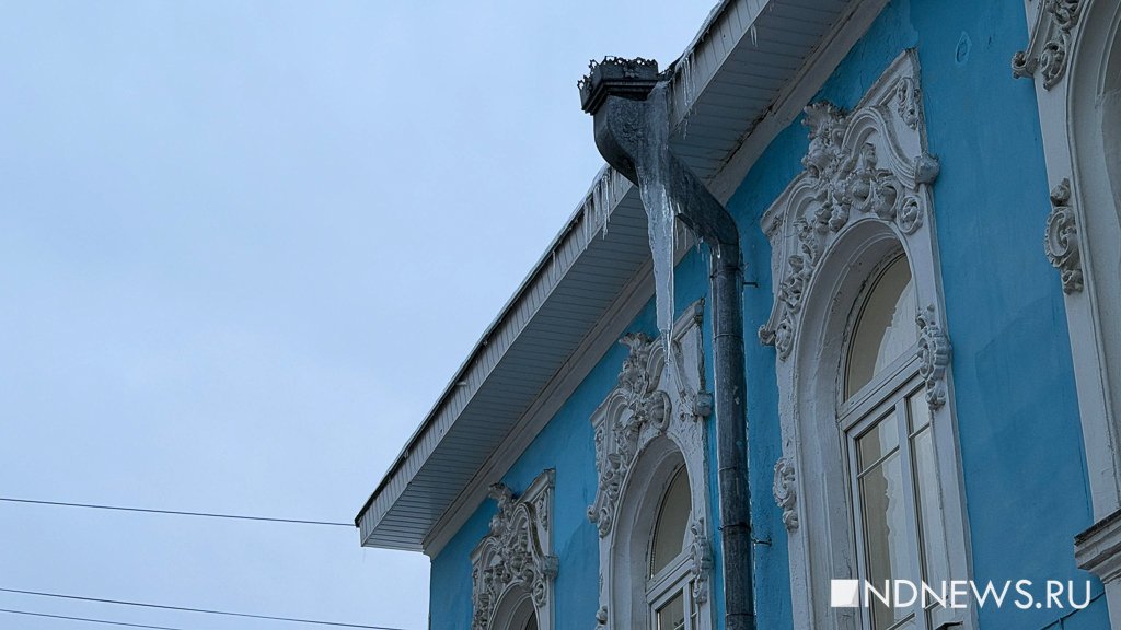 В Екатеринбурге стало опасно ходить по тротуарам (ФОТО)