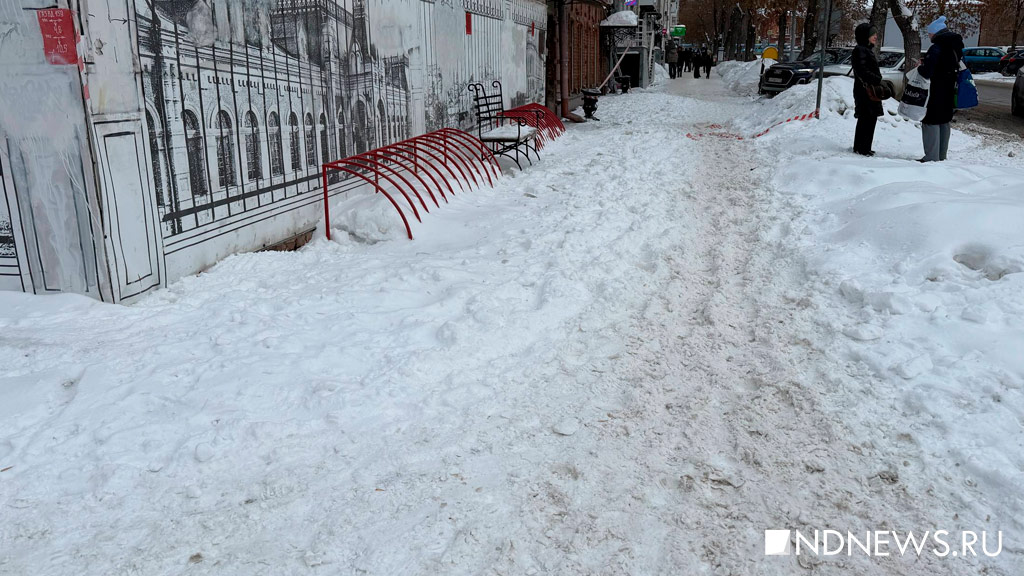 В Екатеринбурге начали чистить опасные крыши (ФОТО)