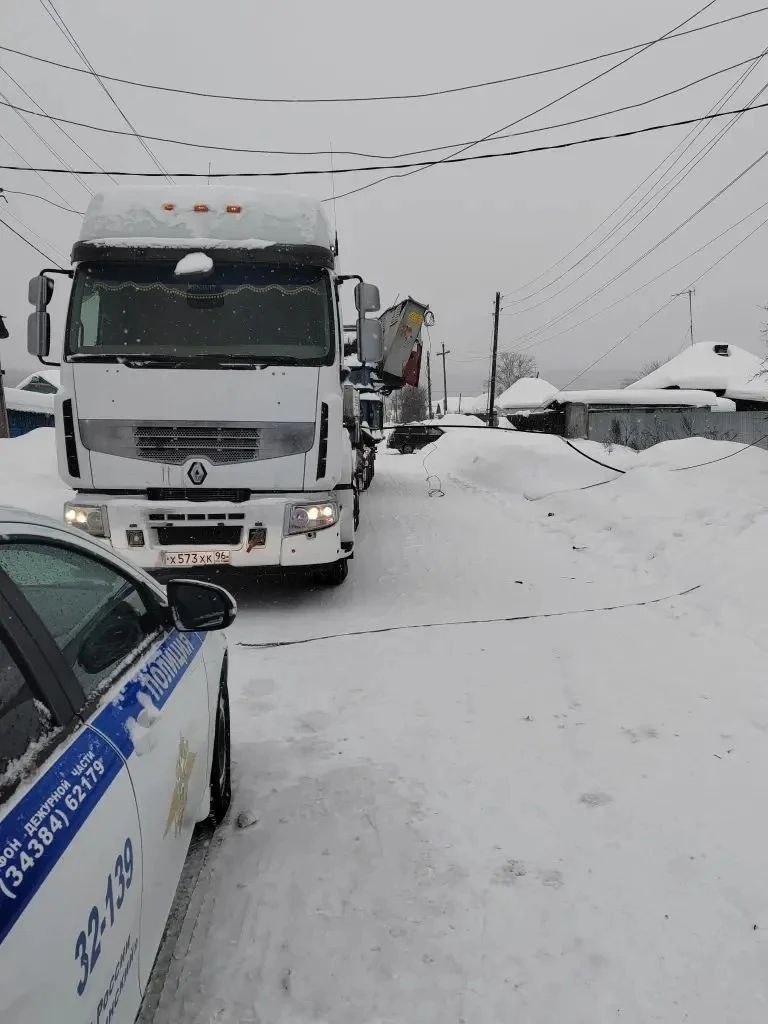 Грузовик оборвал электропровода и оставил без света 15 домов в Краснотурьинске