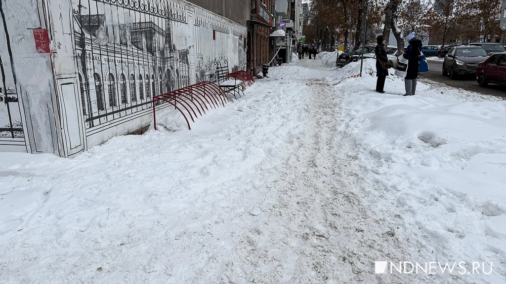 В Екатеринбурге начали чистить опасные крыши (ФОТО)
