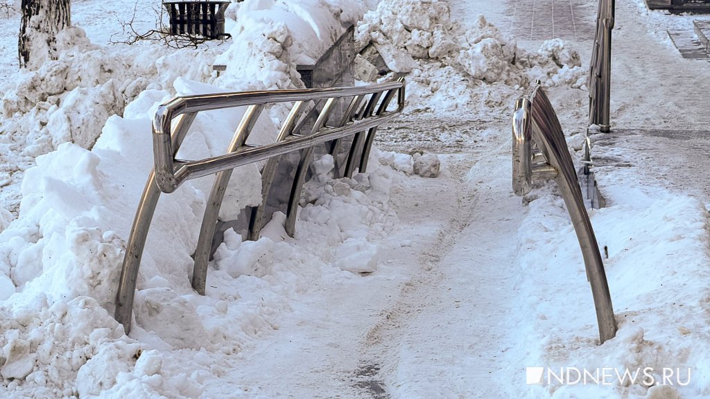 Главную улицу Екатеринбурга разрыли – для ручной уборки не хватает рабочих (ФОТО)