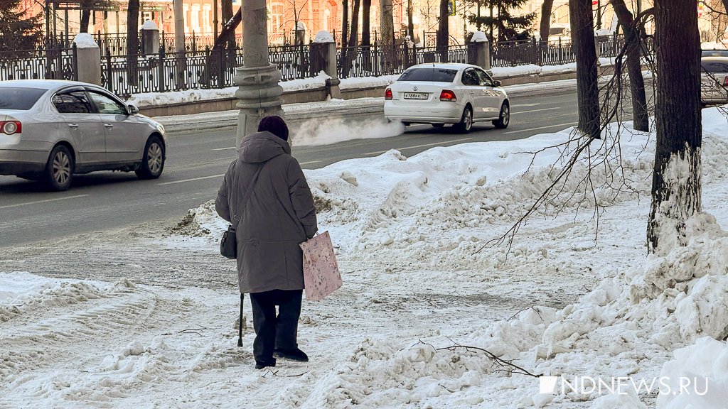 Главную улицу Екатеринбурга разрыли – для ручной уборки не хватает рабочих (ФОТО)