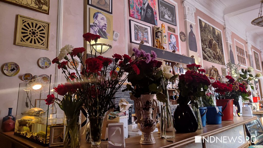 Екатеринбуржцы несут цветы к «Коляда-театру» – сегодня там премьера последней постановки Николая Коляды