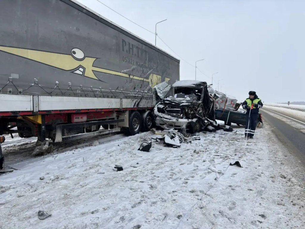 На трассе М-12 погиб водитель в результате столкновения трех грузовиков (ФОТО)