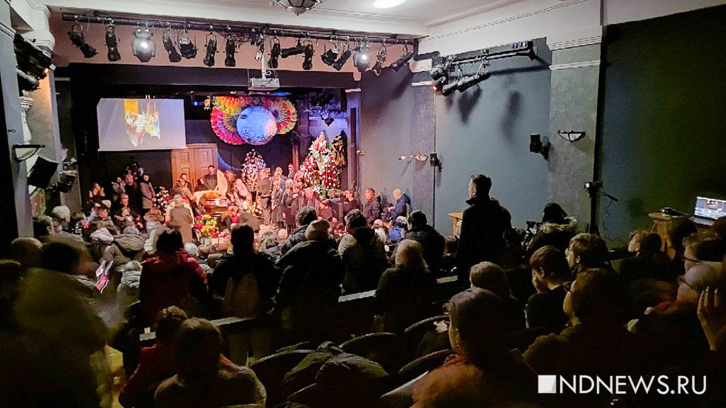 Люди сплошным потоком идут в «Коляда-театр». Время прощания с драматургом продлили