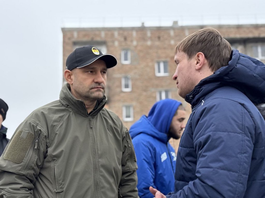 Артем Жога возложил цветы к памятнику Герою России Владимиру Жоге в Волновахе