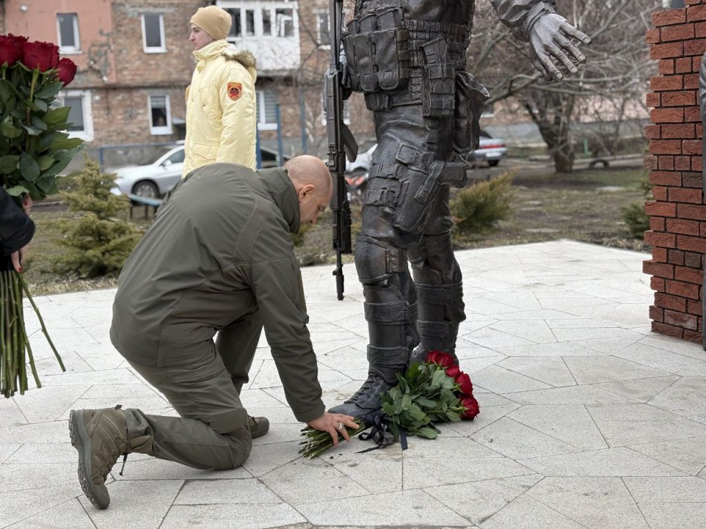 Артем Жога возложил цветы к памятнику Герою России Владимиру Жоге в Волновахе