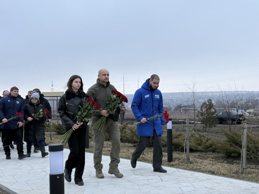 Артем Жога возложил цветы к памятнику Герою России Владимиру Жоге в Волновахе