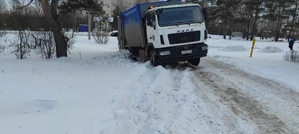 Скорая застряла в снегу во дворе у мэра, а мусоровоз выкапывали два часа