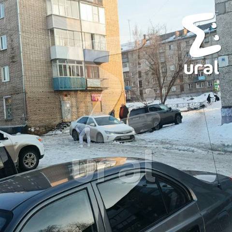 Скорая застряла в снегу во дворе у мэра, а мусоровоз выкапывали два часа