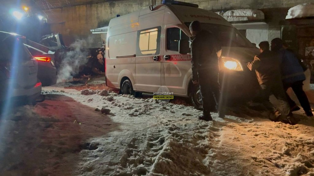 Скорая застряла в снегу во дворе у мэра, а мусоровоз выкапывали два часа