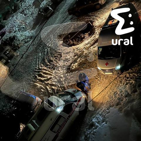 Скорая застряла в снегу во дворе у мэра, а мусоровоз выкапывали два часа