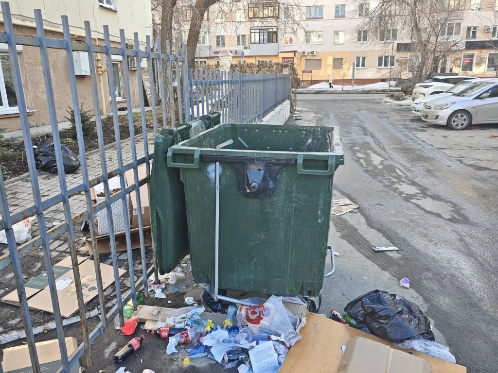 в центре Екатеринбурга под покровом ночи двор забрасывают отходами (ФОТО, ВИДЕО)