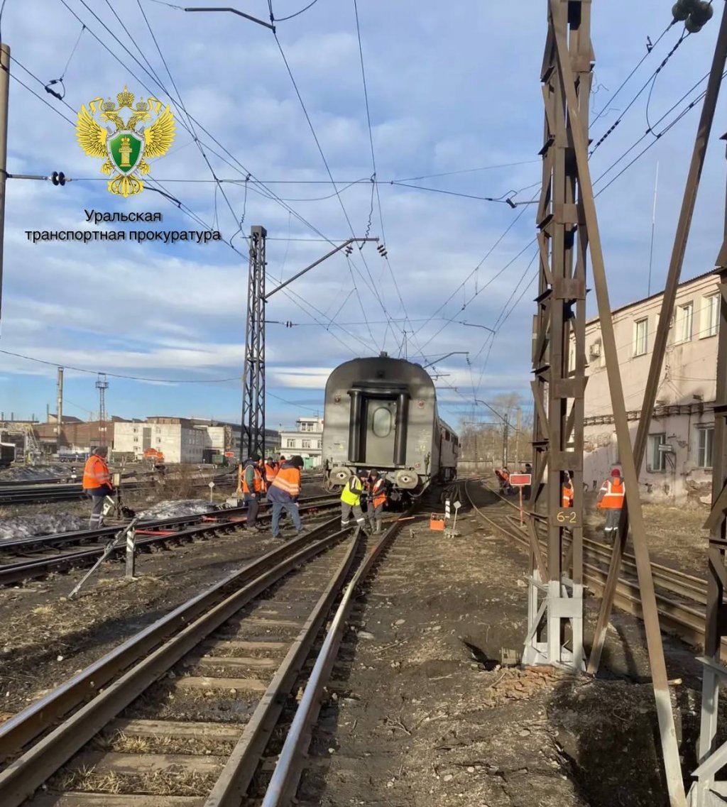 На Урале поезд сошел с рельсов