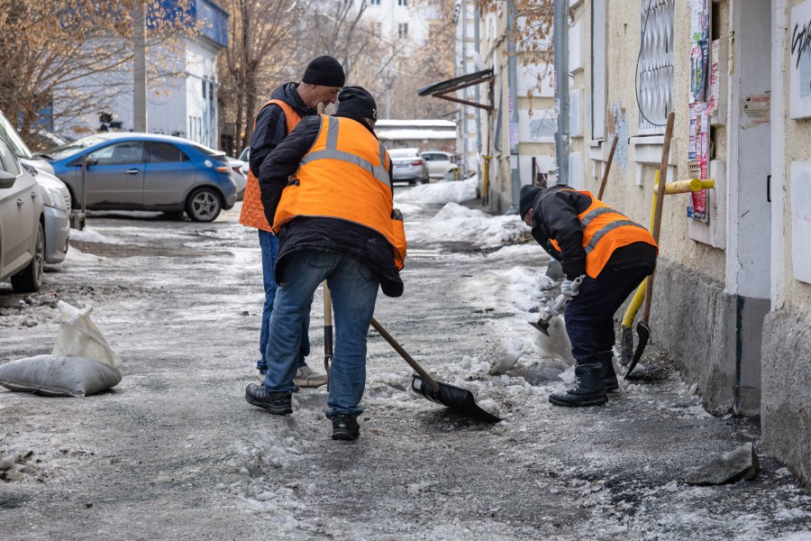 Главный по благоустройству Екатеринбурга оценил весеннюю уборку улиц (ФОТО)