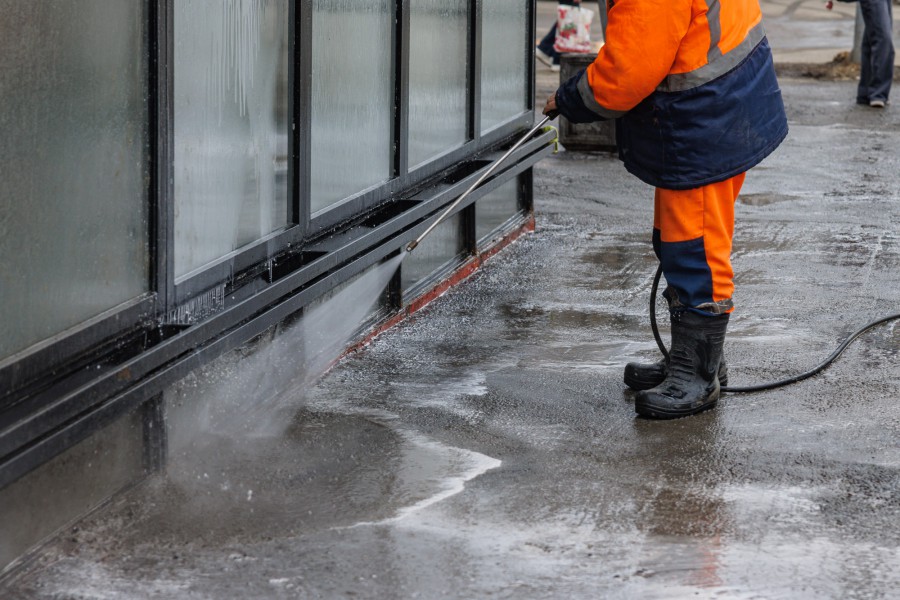 Главный по благоустройству Екатеринбурга оценил весеннюю уборку улиц (ФОТО)