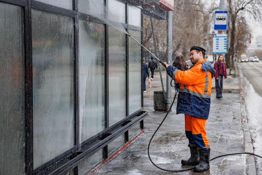 Главный по благоустройству Екатеринбурга оценил весеннюю уборку улиц (ФОТО)