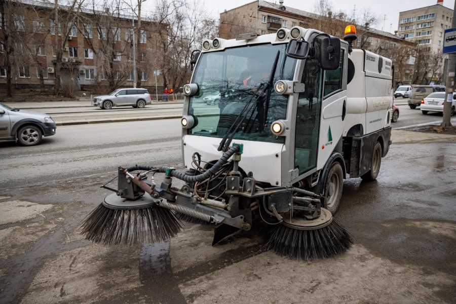 Главный по благоустройству Екатеринбурга оценил весеннюю уборку улиц (ФОТО)