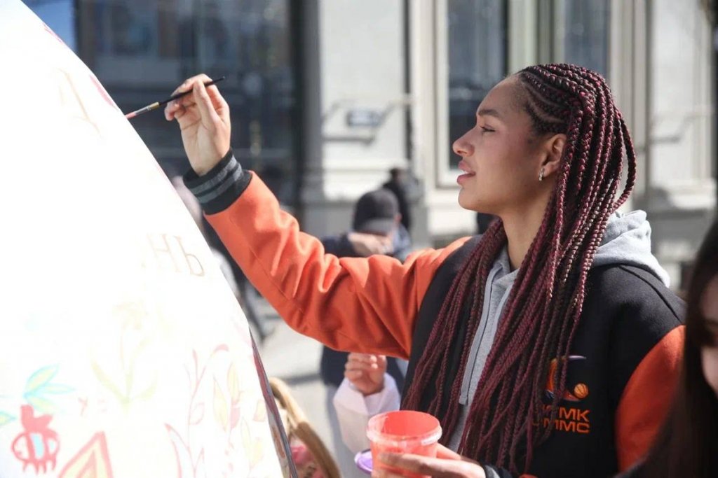 Звезды спорта создали огромную крашенку на Пасху (ФОТО)