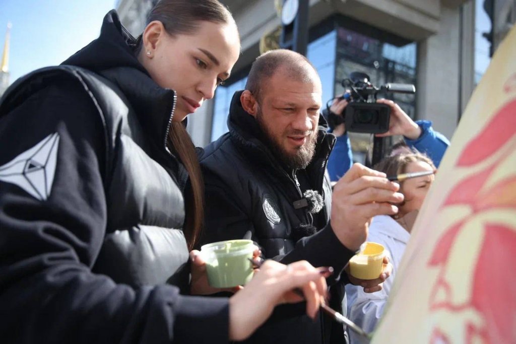 Звезды спорта создали огромную крашенку на Пасху (ФОТО)