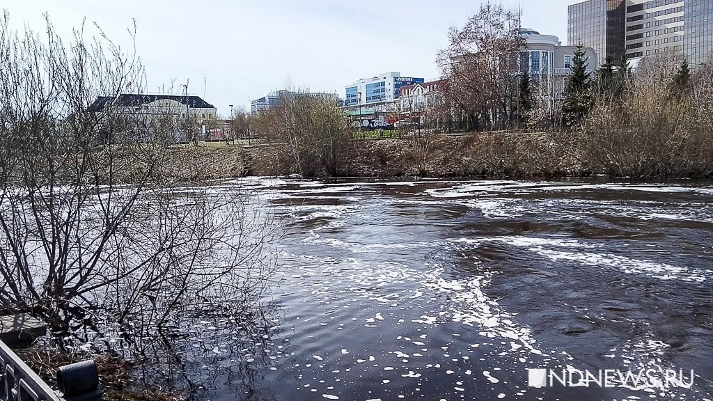 В центре Екатеринбурге Исеть вышла из берегов (ФОТО)