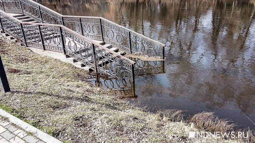 В центре Екатеринбурге Исеть вышла из берегов (ФОТО)