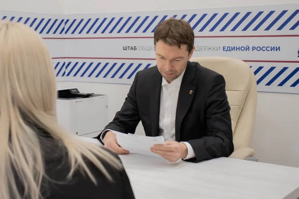 Грязный снег на спортплощадке, невозвратные долги, свалки – Алексей Вихарев рассказал, с чем люди приходят к нему на прием