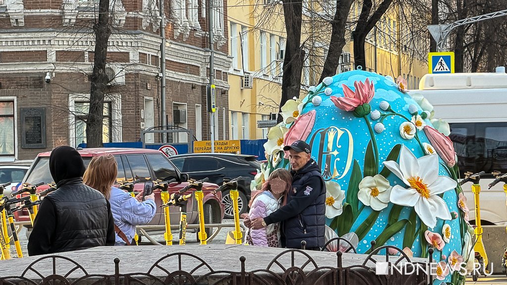 Гигантские крашенки простоят в Екатеринбурге до конца недели (ФОТО)