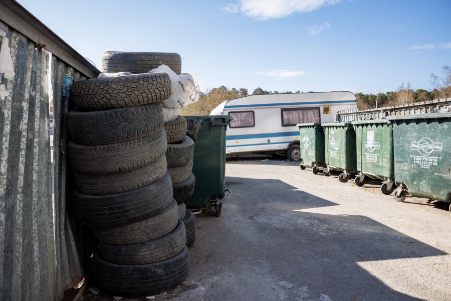 Власти обвинили рынки и шиномонтажки в создании свалок во дворах – они свозят свой мусор на чужую территорию