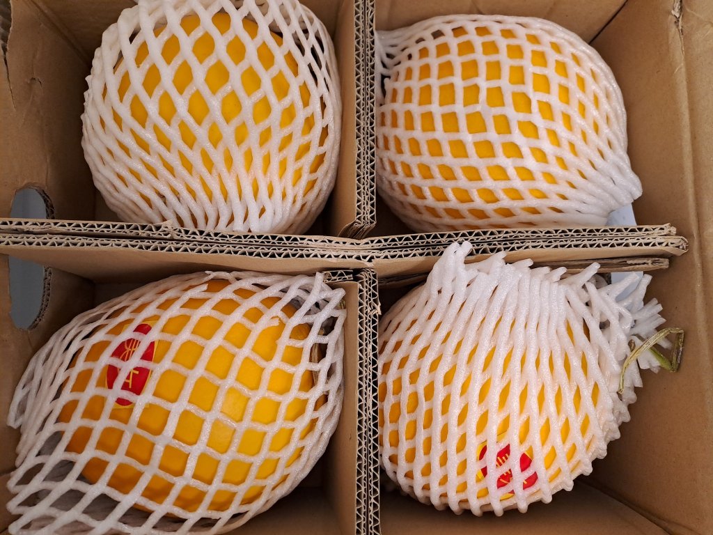 В Екатеринбург привезли арбузы и дыни из Китая