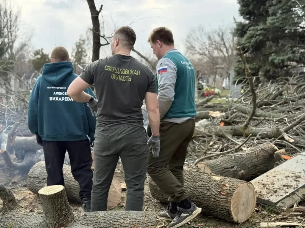 помогли с уборкой, гумпомощью и техникой для военных