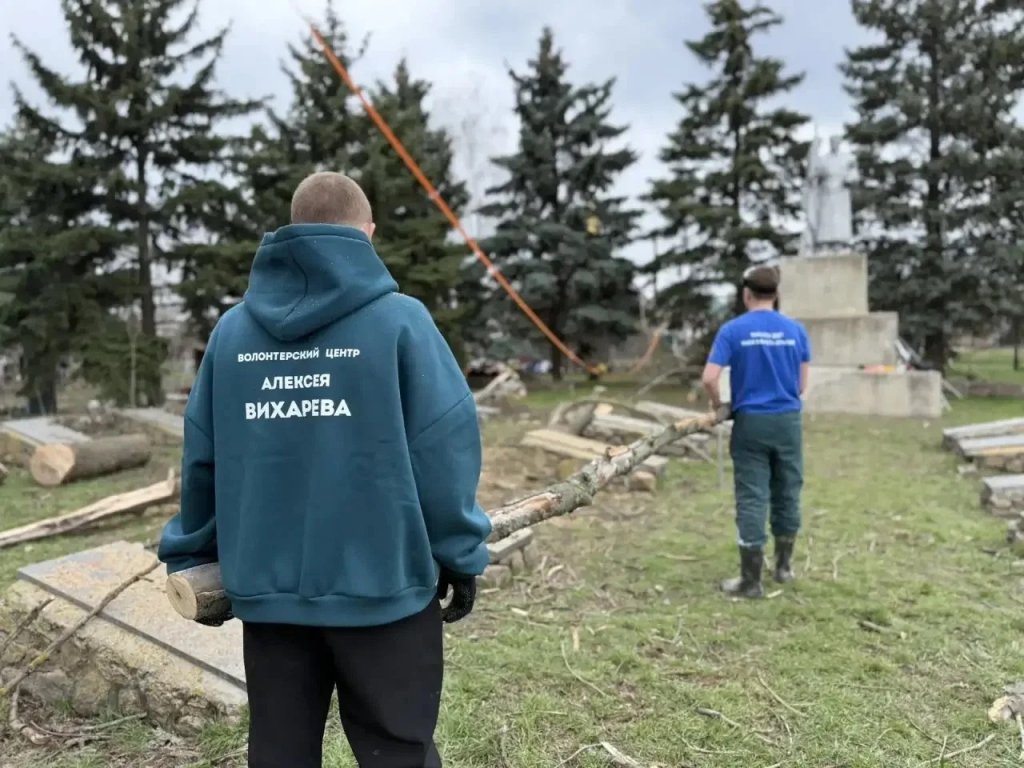 помогли с уборкой, гумпомощью и техникой для военных
