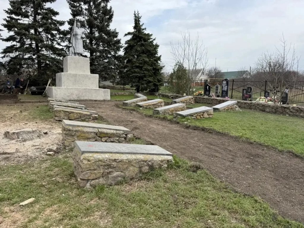 помогли с уборкой, гумпомощью и техникой для военных